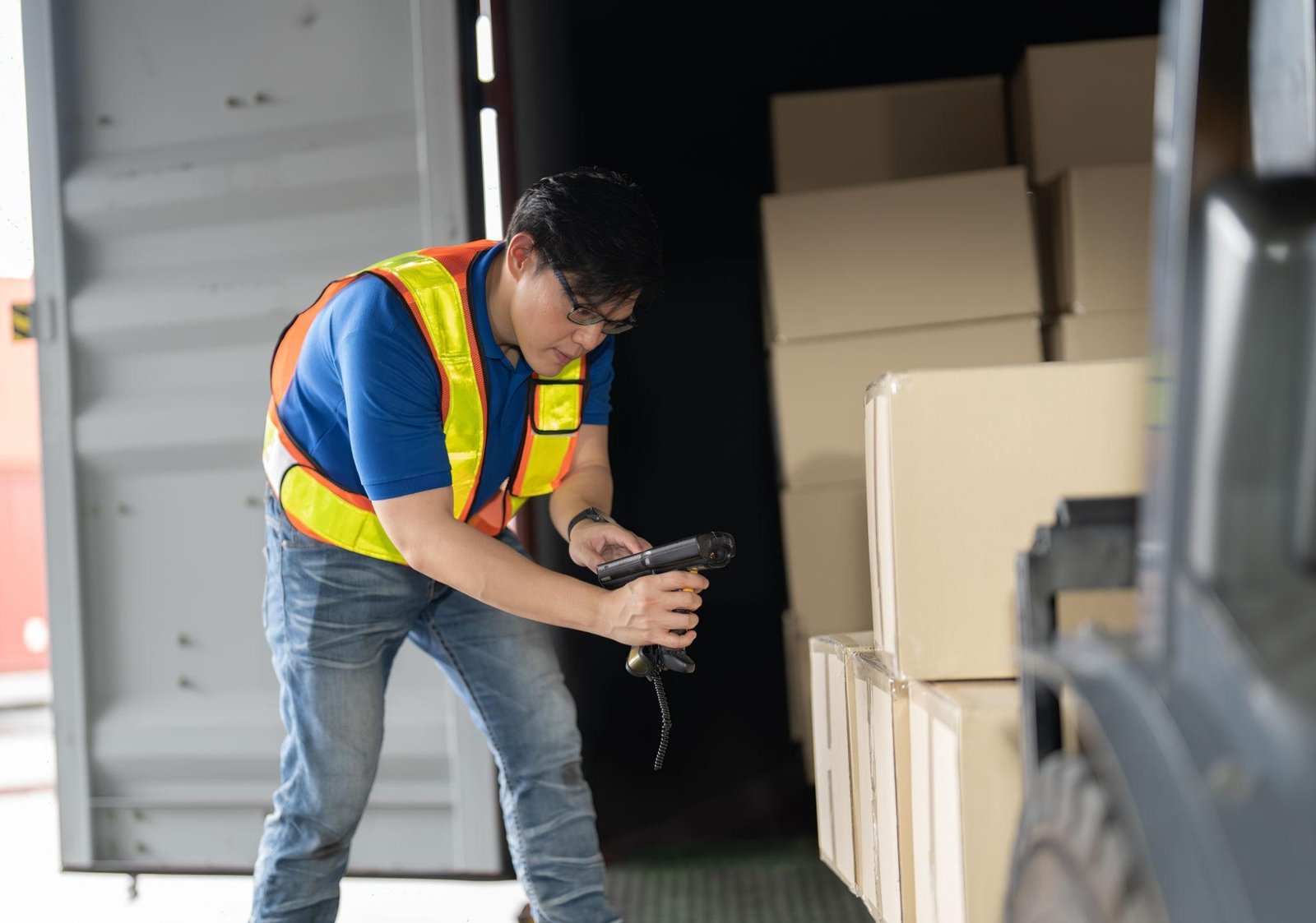 Warehouse container unloading